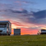 Préparer un séjour itinérant en camping-car le long de la Loire Camping caravans and cars sunset